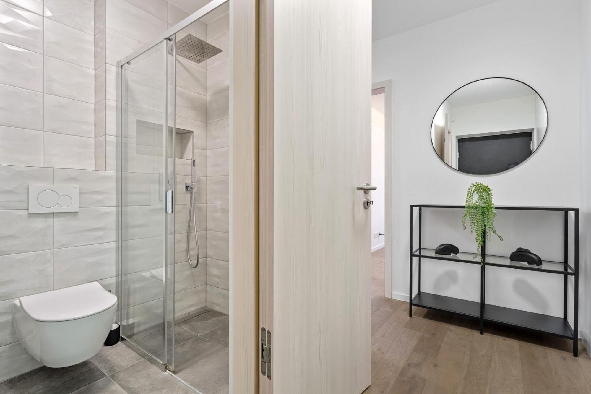 Modern 2BR Apartment with Pool & City Views Luxembourg By Eksteriør billede