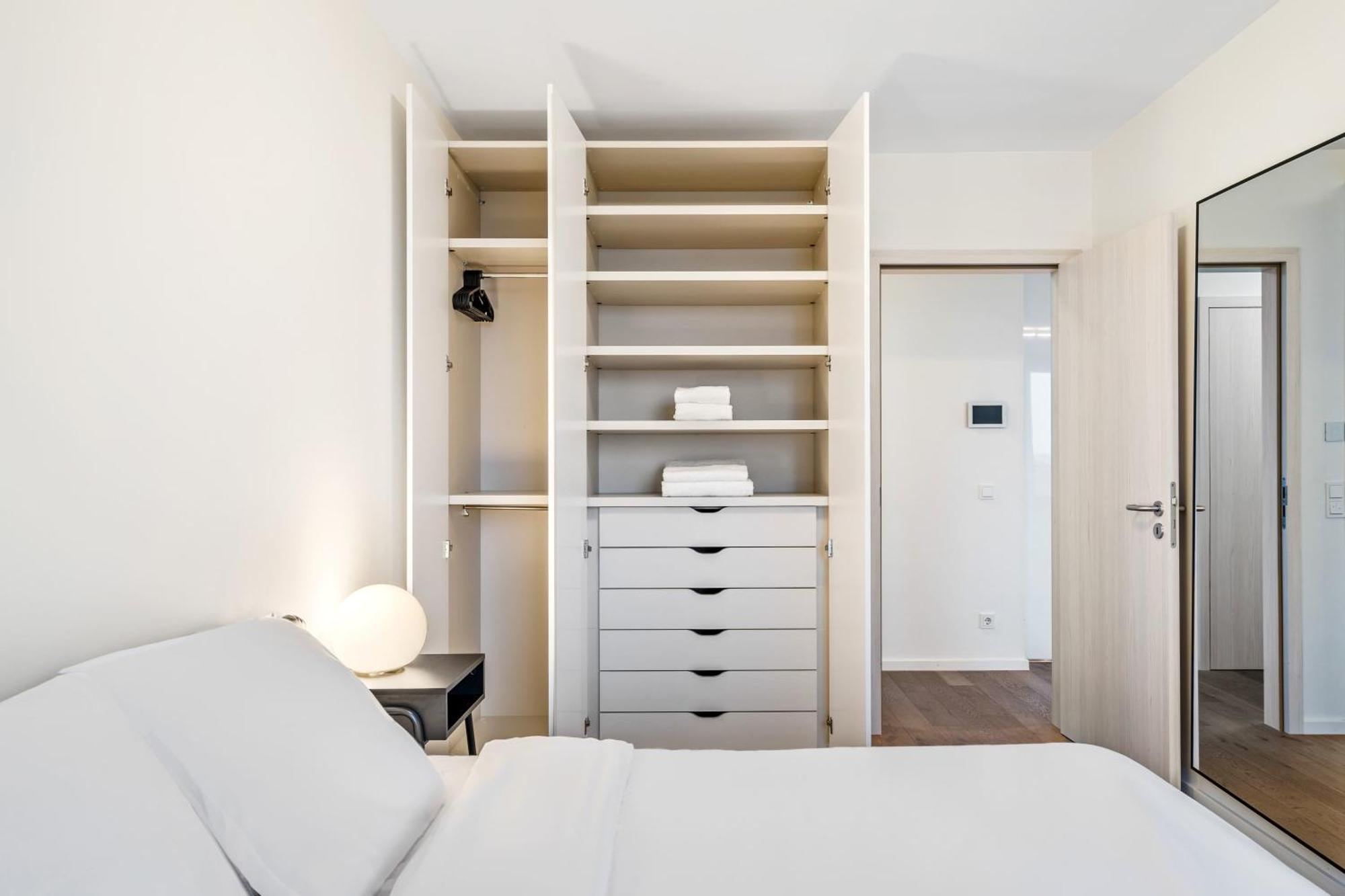 Modern 2BR Apartment with Pool & City Views Luxembourg By Eksteriør billede